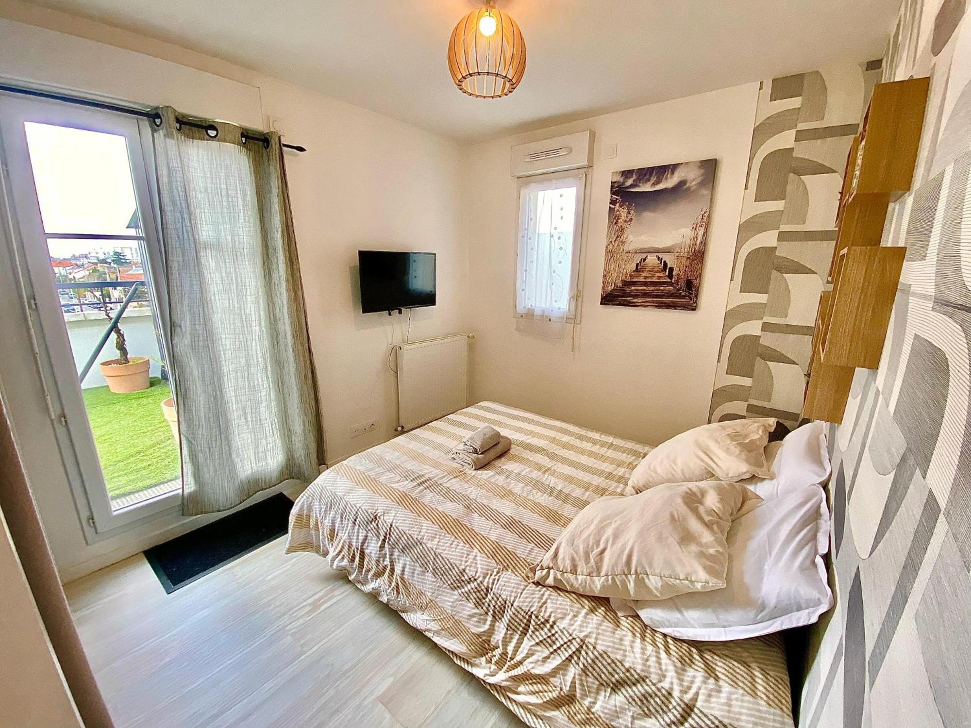Apartamento Le Prestige Terrasse-Cocon Familial Cosy, Billard & Jacuzzi Avec Vue Sur Paris Le Blanc-Mesnil Exterior foto