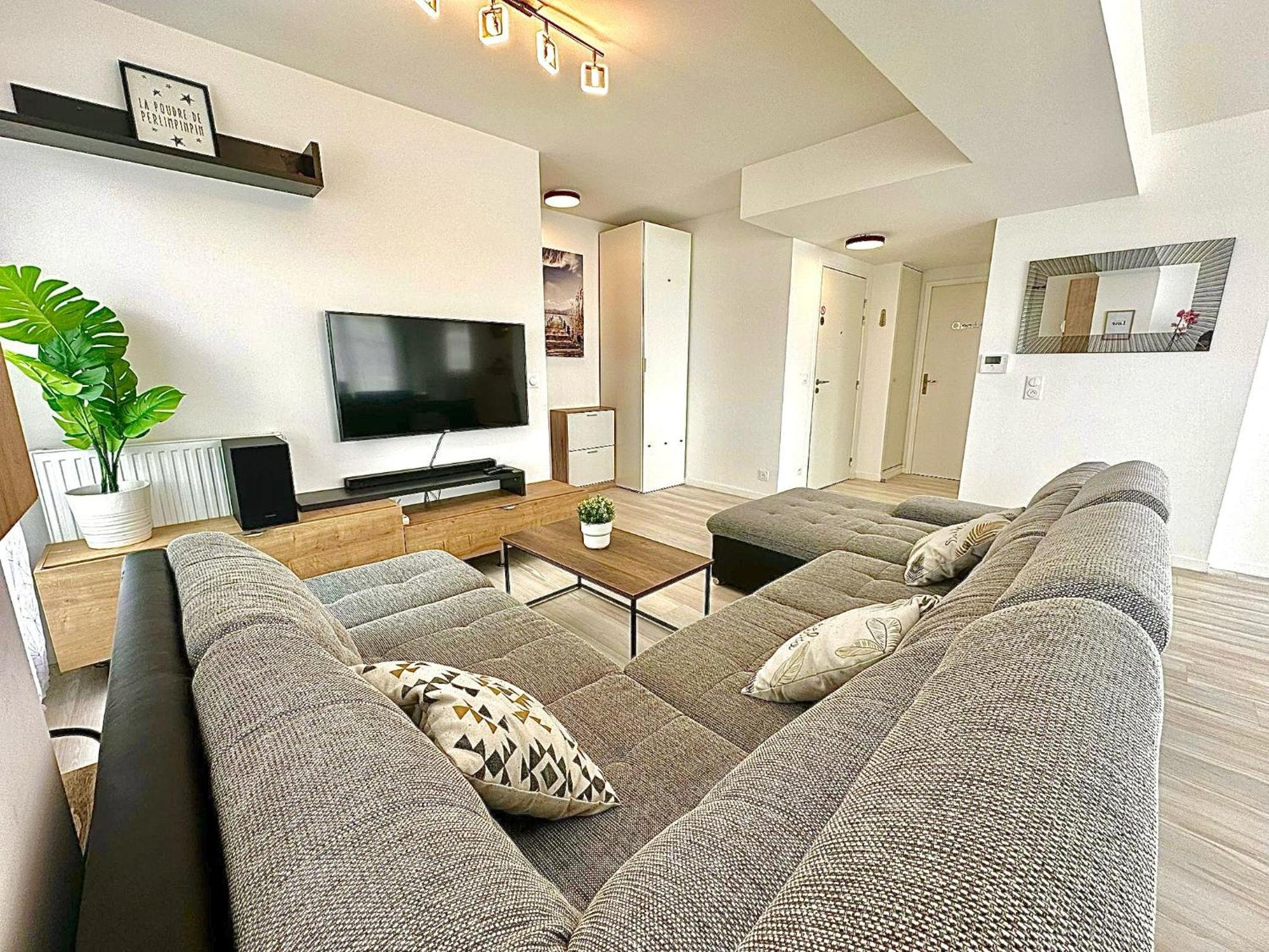 Apartamento Le Prestige Terrasse-Cocon Familial Cosy, Billard & Jacuzzi Avec Vue Sur Paris Le Blanc-Mesnil Exterior foto