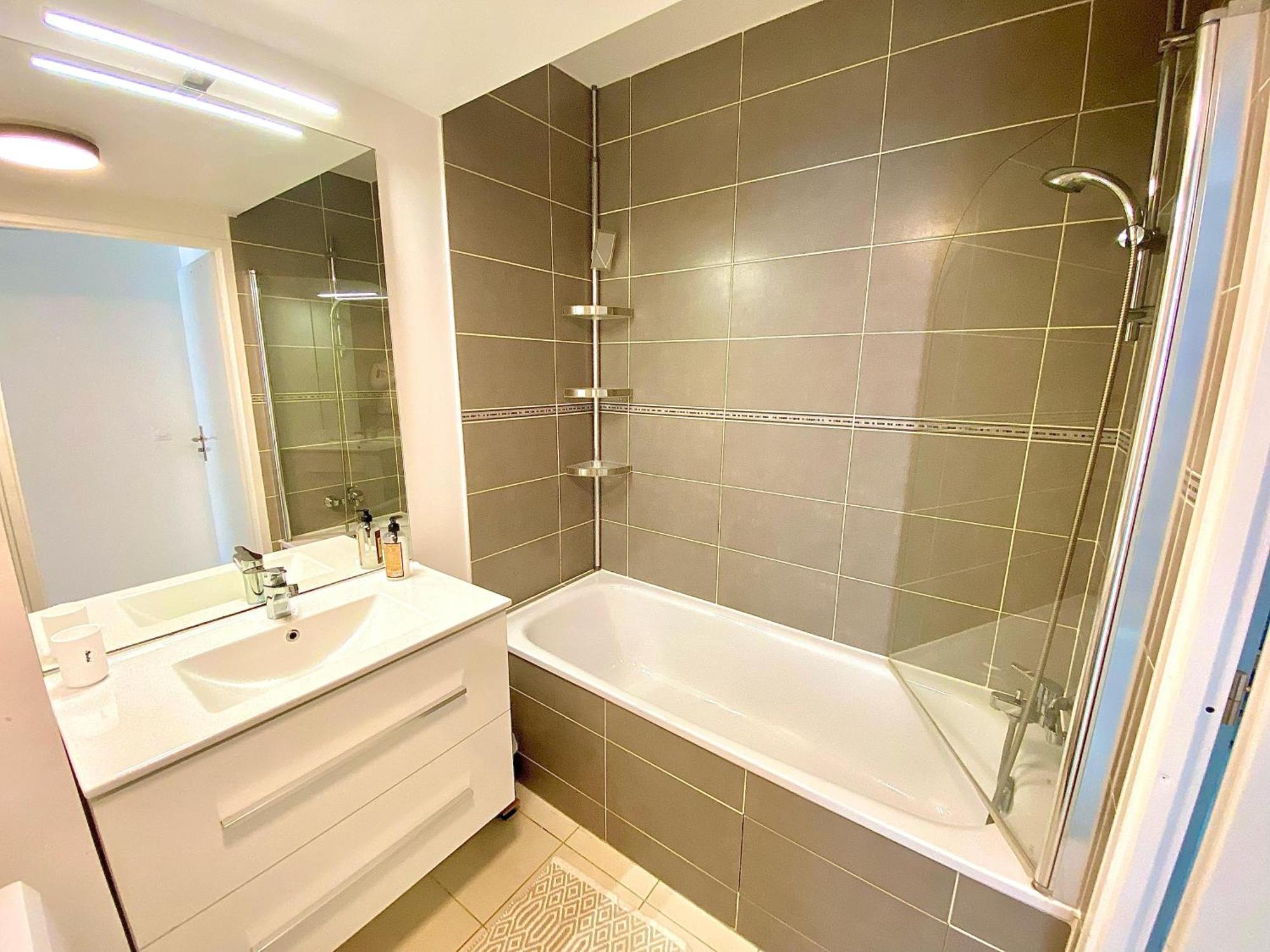 Apartamento Le Prestige Terrasse-Cocon Familial Cosy, Billard & Jacuzzi Avec Vue Sur Paris Le Blanc-Mesnil Exterior foto